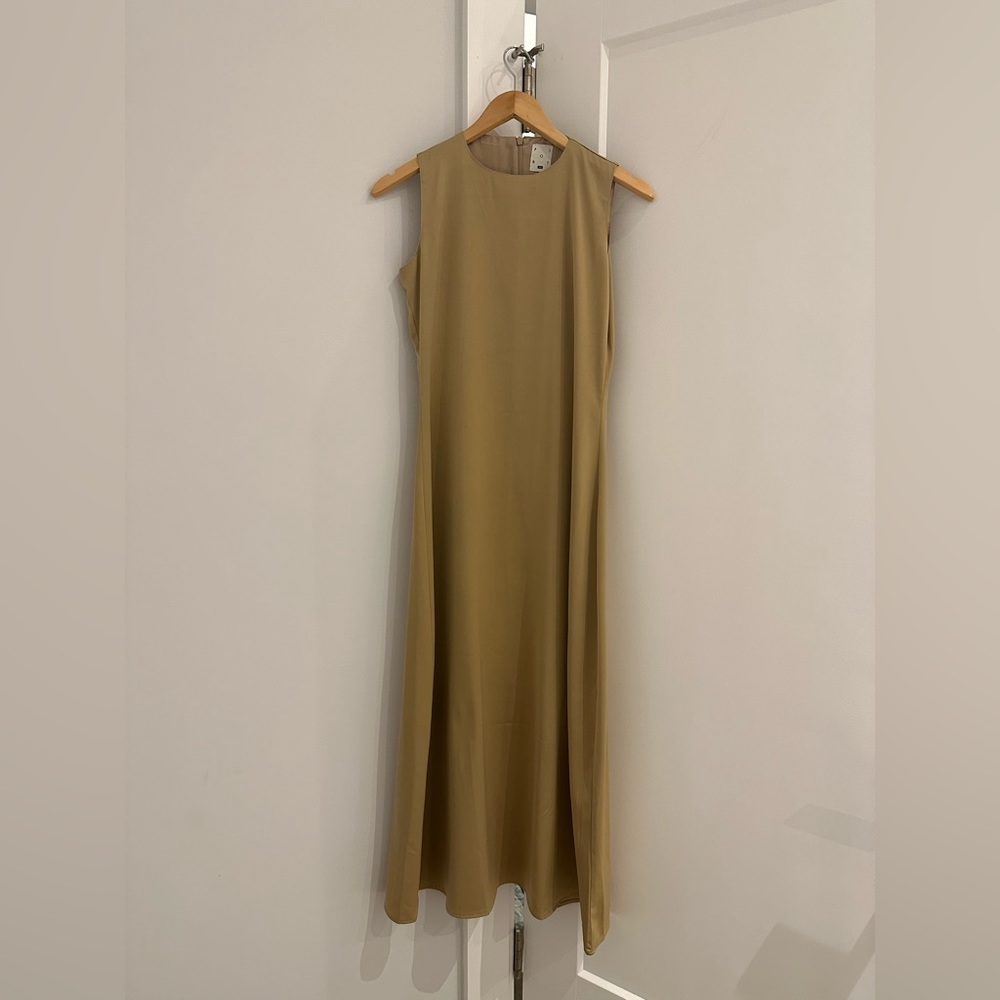 Point sleeveless gold slip dress